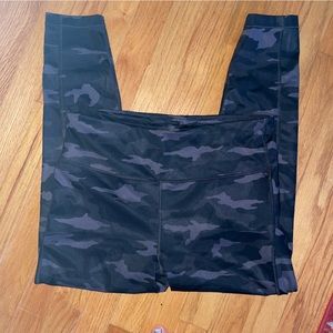 ATHLETA Black Ultimate Camo 7/8 Leggings Sz.L Like New!